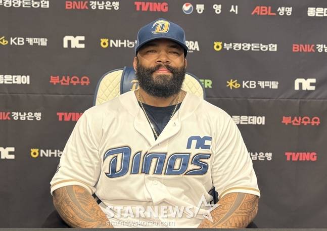 전 NC 에릭 테임즈가 22일 창원NC파크에서 취재진과 인터뷰를 하고 있다. /사진=양정웅 기자