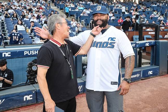 에릭 테임즈(오른쪽)가 NC 시절 한솥밥을 먹은 이광길 KNN 해설위원과 장난을 치고 있다. /사진=NC 다이노스 제공