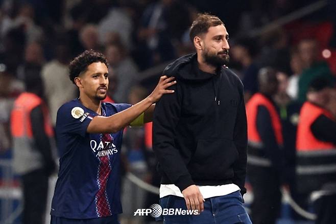 잔루이지 돈나룸마(오른쪽)가 23일(한국시각) 프랑스 파리의 파르크 데 프랭스에서 열린 PSG의 '2025~2026시즌 프랑스 리그앙' 2라운드 홈 경기에서 관중을 향해 가고 있다. /AFPBBNews=뉴스1