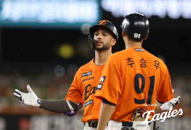 한화 리베라토(왼쪽)가 22일 SSG전 안타를 치고 세리머니를 하고 있다. /사진=한화 이글스 제공