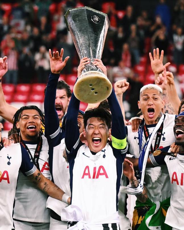 토트넘 주장 손흥민이 22일 스페인 빌바오 산 마메스 경기장에서 열린 2024~2025 UEFA 유로파리그 우승 트로피를 들어올리며 환호하고 있다. 다른 동료들과 달리 손흥민은 UEFA측 실수로 우승 메달을 받지 못해 시상식이 끝난 뒤에야 수령했다. /사진=손흥민 SNS 갈무리