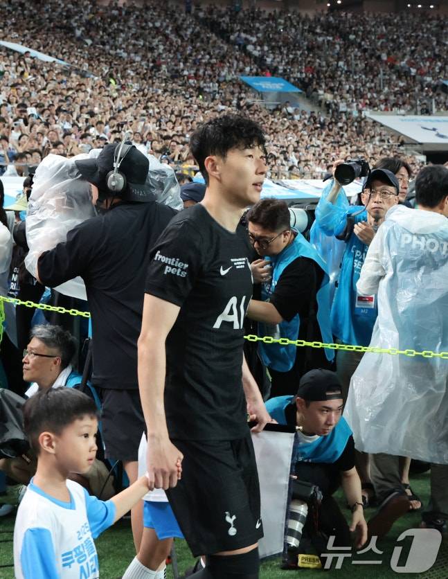 지난 3일 오후 서울 마포구 서울월드컵경기장에서 열린 쿠팡플레이 시리즈 토트넘 홋스퍼와 뉴캐슬 유나이티드의 경기에서 손흥민이 경기장에 들어서고 있다. /사진=뉴스1 제공