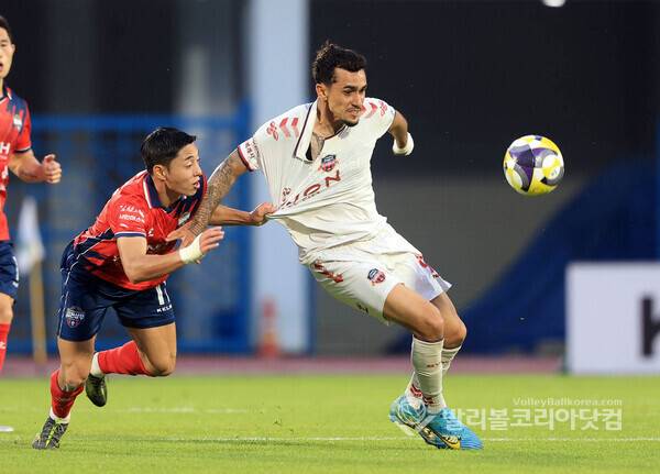 수원FC 루안의 공격 모습.
