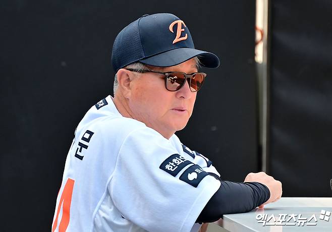 22일 오후 대전 한화생명 볼파크에서 열리는 '2025 신한 SOL Bank KBO리그' SSG 랜더스와 한화 이글스의 경기, 한화 김경문 감독이 선수들의 수비 훈련을 지켜보고 있다. 엑스포츠뉴스 대전, 김한준 기자