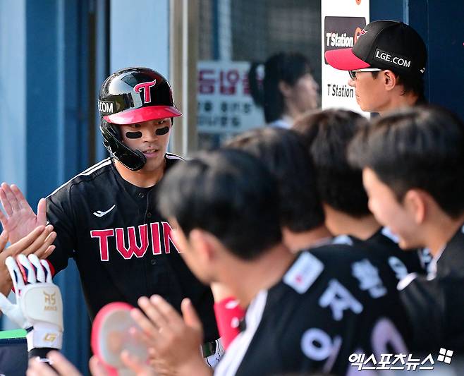 25일 오후 서울 송파구 잠실야구장에서 열린 '2025 신한 SOL Bank KBO리그' LG 트윈스와 두산 베어스의 경기, 2회초 2사 2,3루 LG 천성호가 신민재의 2타점 적시타때 득점하고 있다. 엑스포츠뉴스 DB