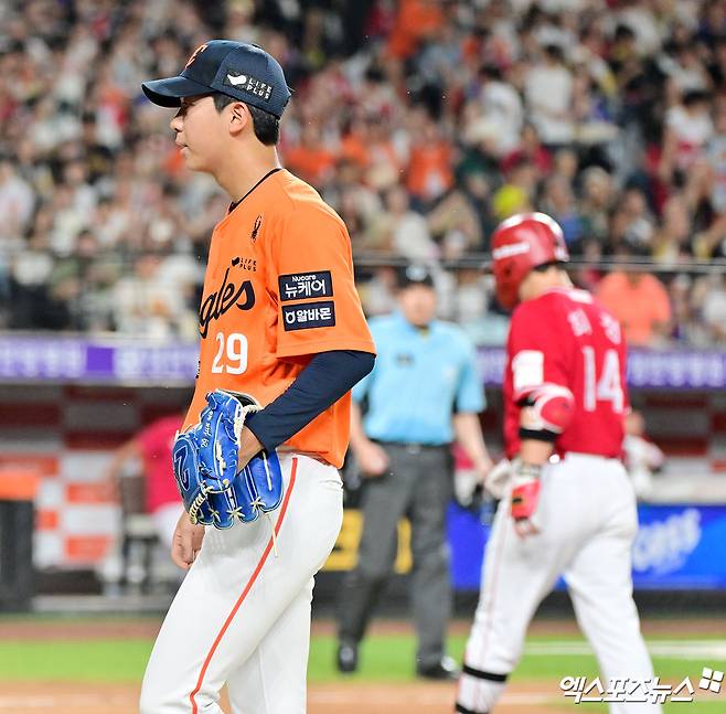23일 오후 대전 한화생명 볼파크에서 열린 '2025 신한 SOL Bank KBO리그' SSG 랜더스와 한화 이글스의 경기, 6회초 수비를 마친 한화 황준서가 더그아웃으로 향하고 있다. 엑스포츠뉴스 대전, 김한준 기자