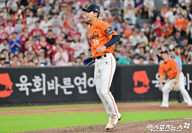 23일 오후 대전 한화생명 볼파크에서 열린 '2025 신한 SOL Bank KBO리그' SSG 랜더스와 한화 이글스의 경기, 5회초 수비를 마친 한화 황준서가 더그아웃으로 향하고 있다. 엑스포츠뉴스 대전, 김한준 기자