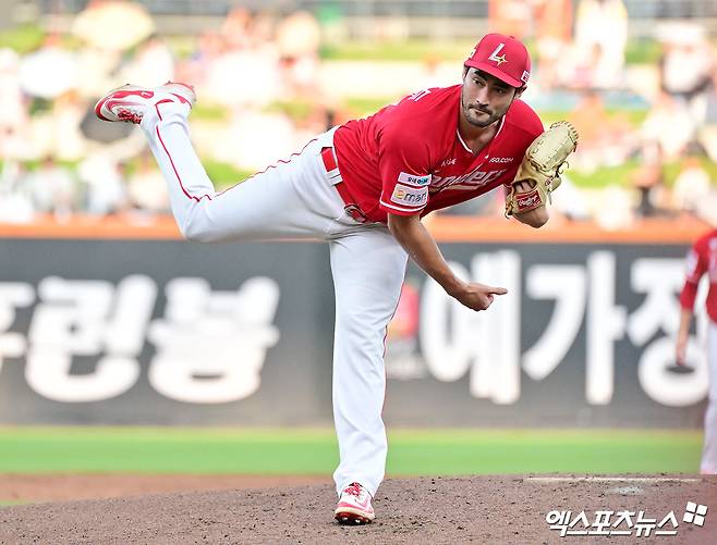 23일 오후 대전 한화생명 볼파크에서 열린 '2025 신한 SOL Bank KBO리그' SSG 랜더스와 한화 이글스의 경기, 1회말 SSG 선발투수 화이트가 공을 힘차게 던지고 있다. 엑스포츠뉴스 대전, 김한준 기자