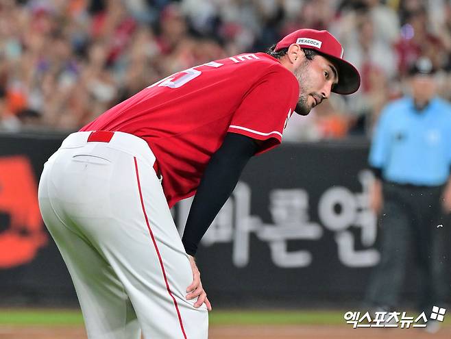 23일 오후 대전 한화생명 볼파크에서 열린 '2025 신한 SOL Bank KBO리그' SSG 랜더스와 한화 이글스의 경기, 7회말 무사 1루 SSG 화이트가 한화 이재원의 번트때 송구 실책을 한 후 아쉬워하고 있다. 엑스포츠뉴스 대전, 김한준 기자