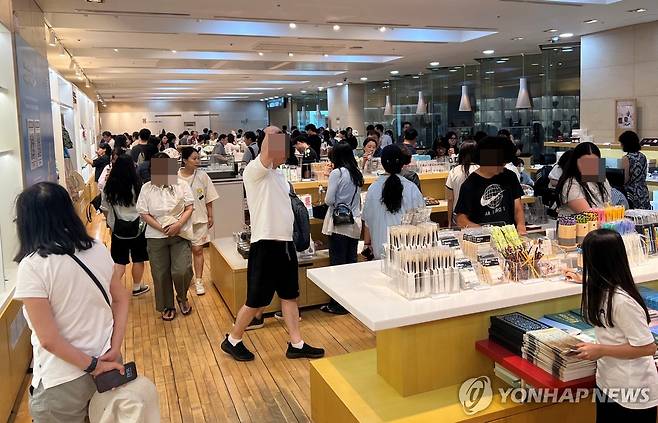 '바글바글' 뮷즈샵 (서울=연합뉴스) 이승연 기자 = 지난 20일 서울 용산구 국립중앙박물관 기념품샵에서 방문객들이 상품을 구경하고 있다. 2025.8.23