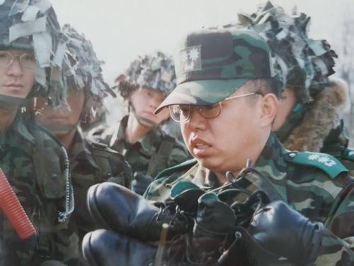 훈련 전에 군화 점검하는 대대장 전인범 보병에게는 총 다음으로 중요한 것이 군화여서 수시로 점검했다고 한다. {본인 제공]