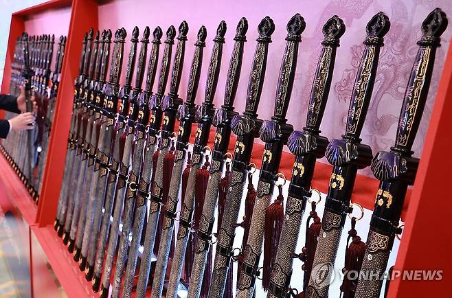 준장 진급 장성에게 수여되는 삼정검 [연합뉴스 사진]