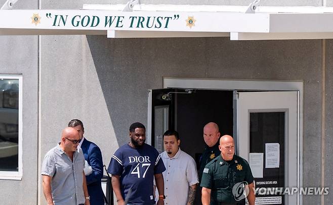 테네시주의 구금시설에서 석방되는 킬마 아브레고 가르시아(흰색옷) [로이터=연합뉴스 자료사진. 재판매 및 DB 금지]