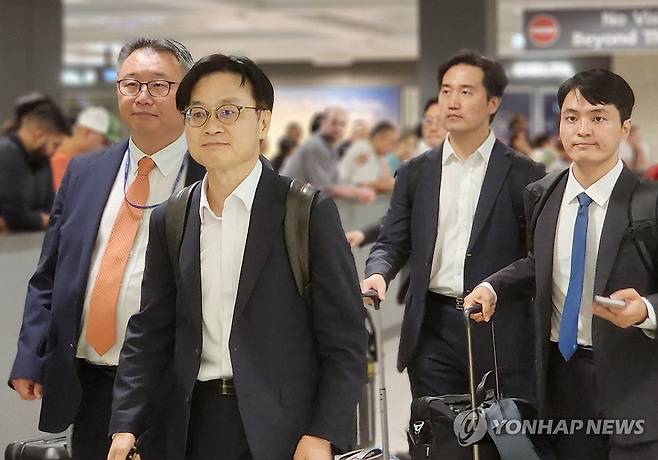 김정관 산업통상자원부 장관, 한미정상회담 앞두고 미국 도착 (워싱턴=연합뉴스) 박성민 특파원 = 김정관 산업통상자원부 장관(왼쪽 두 번째)이 이재명 대통령과 도널드 트럼프 미국 대통령의 한미정상회담을 사흘 앞둔 22일(현지시간) 미국 워싱턴DC 인근 덜레스 국제공항을 통해 입국하고 있다. 2025.8.23 min22@yna.co.kr