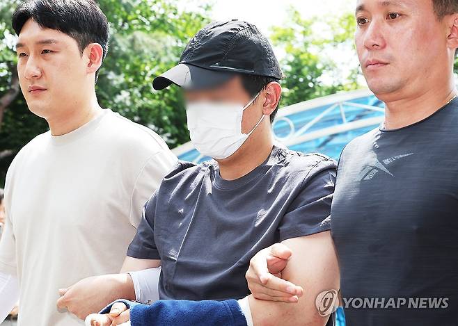 용인 오피스텔 30대 여성 살해용의자 체포 (용인=연합뉴스) 홍기원 기자 = 경기 용인시에서 30대 여성을 살해한 뒤 달아났다 강원 홍천군 야산에서 긴급 체포된 살인 용의자 A씨가 22일 경기도 용인서부경찰서로 압송되고 있다. 2025.8.22 xanadu@yna.co.kr