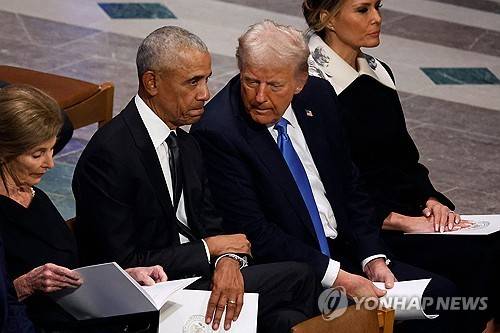 오마바 전 대통령(왼쪽)과 트럼프 대통령  [AFP=연합뉴스 자료사진. 재판매 및 DB금지]