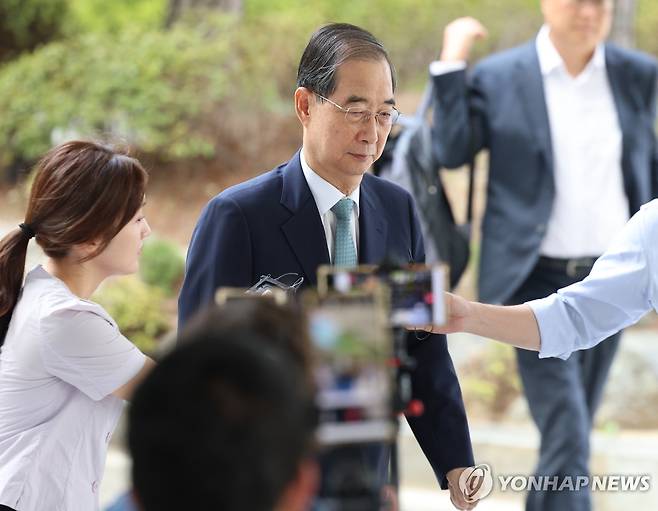 특검 출석하는 한덕수 전 총리 (서울=연합뉴스) 서대연 기자 = 한덕수 전 국무총리가 22일 '12·3 비상계엄' 관련 내란·외환 사건을 수사하는 조은석 특별검사팀 사무실이 마련된 서울 서초구 서울고등검찰청으로 출석하고 있다. 2025.8.22 dwise@yna.co.kr
