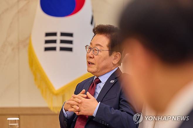 대통령실, 이 대통령 요미우리 인터뷰 사진 공개 (서울=연합뉴스) 대통령실은 이재명 대통령이 지난 19일 서울 용산 대통령실에서 오이카와 쇼이치 요미우리신문그룹 대표와 인터뷰하는 사진을 22일 SNS에 공개했다. 2025.8.22 [이재명 대통령 SNS. 재판매 및 DB 금지] photo@yna.co.kr