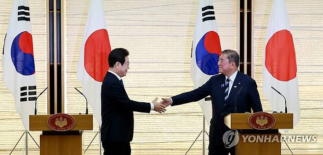 공동 언론 발표 마친 한일 정상 (도쿄=연합뉴스) 홍해인 기자 = 이재명 대통령과 이시바 시게루 일본 총리가 23일 일본 도쿄 총리 관저에서 열린 한일 정상 공동 언론 발표를 마친 뒤 악수하고 있다. 2025.8.23 hihong@yna.co.kr