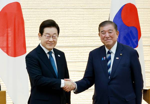 지난 23일 이재명 대통령과 이시바 시게루 일본 총리가 일본 도쿄 총리 관저에서 열린 한일 정상 공동 언론 발표를 마친 뒤 악수하고 있다. 2025.8.23 /연합뉴스