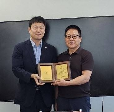 유영일 경기도의원(왼쪽)이 방극숙 범계로데오상인연합회장으로부터 감사패를 받고 있다.사진=유영일 의원실
