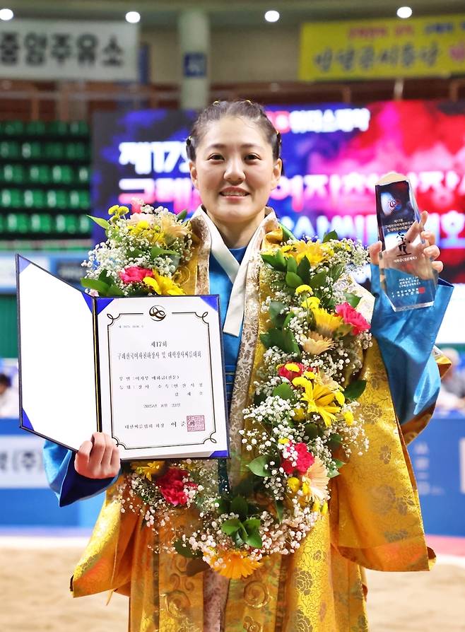 23일 전남 구례체육관에서 열린 제17회 구례전국여자천하장사 매화급(60kg 이하)에서 우승한 김채오(안산시청)가 기념사진을 찍고 있다. 사진=대한씨름협회