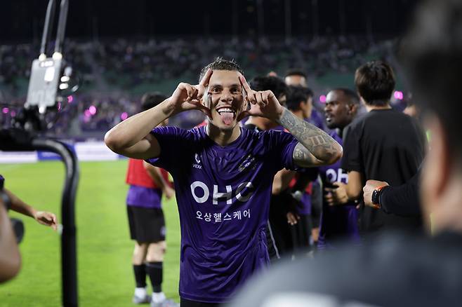 24일 안양종합운동장서 열린 K리그1 2025 27라운드 경기서 안양 마테우스가 대전을 상대로 골을 넣은뒤 세리머니를 하고 있다. 사진=한국프로축구연맹
