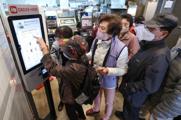 한 점포에서 열린 디지털 약자 어르신 키오스크 교육에 참여한 어르신들이 키오스크로 음식을 주문하는 과정을 체험하고 있다./연합뉴스 제공