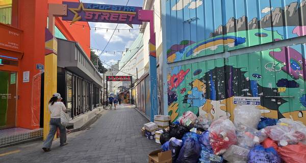 24일 광주 동구 충장로에 조성된 K-팝거리 입구에 인근 상가에서 버린 쓰레기 봉투들이 쌓여있다. 김양배 기자