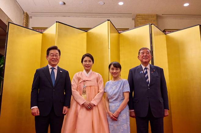 이재명 대통령과 김혜경 여사가 이시바 시게루 일본 총리, 부인 이시바 요시코 여사와 23일(현지 시간) 일본 도쿄 총리 관저에서 한일 정상 내외 친교행사 기념촬영을 하고 있다./뉴시스