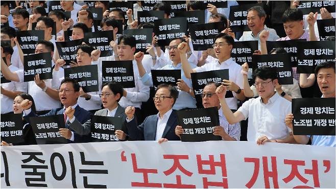 지난 19일 국회 본관 앞 계단에서 경제6단체가 '노동조합법 개정'에 반대하는 결의대회를 가졌다. /한국경영자총협회 제공