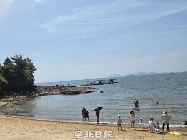 24일 격포해수욕장에 여전히 피서객들이 피서를 즐기고 있다. 김경수 기자