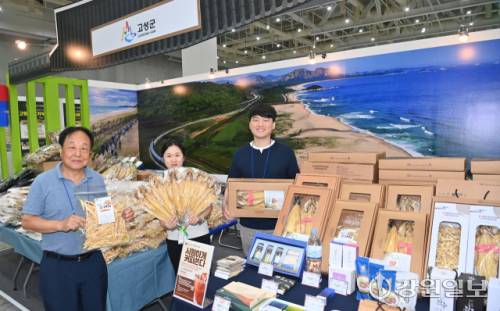 ■고성군 황은경 세무회계과 세정팀장, 함경식 차량관리팀장, 신곤지·안철현 주무관이 주 특산물인 고성 황태를 앞세워서 관람객들의 눈길을 사로잡았다. 이와함께 오대미, 한우선물세트와 흰다리세우, 반건조 명태코다리, 황태채 및 황태선물세트, 생돌미역, 건조미역, 자숙 문어 등 청정 고성에서 생산되는 특산물들을 내놓았다. 최상급의 저염 백명란과 전통 가자미식해, 달홀진주 2종세트 등 지역기업이 가공한 식품과 생활용품 및 공예품도 답례품으로 마련했다.