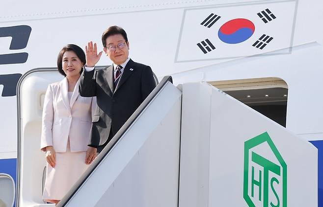 한일 정상회담을 마친 이재명 대통령과 부인 김혜경 여사가 24일 일본 도쿄 하네다공항에서 도널드 트럼프 미국 대통령과의 한미 정상회담을 위해 워싱턴DC로 향하며 공군1호기에 올라 인사하고 있다.연합뉴스