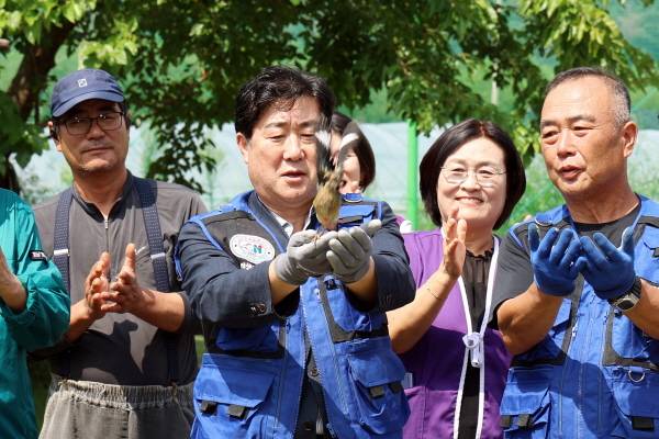 허홍 밀양시의회 의장이 한국조류보호협회 밀양시지회가 주관한 팔색조 방사 현장을 찾아 팔색조를 날려보내고 있다. / 밀양시의회