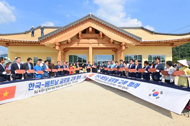 다문화커뮤니티센터 상량식에 참석한 한-베 기관단체장들이 기와장 퍼포먼스를 하고 있다. 봉화군 제공