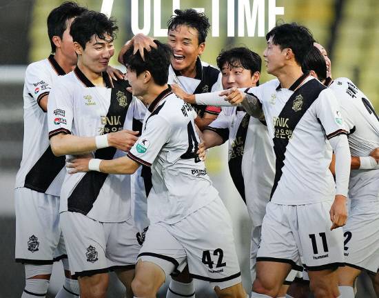 성남과의 경기에서 전반 3분 50m 초장거리 원더골을 성공시킨 경남FC 박태용(42번)을 동료선수들이 축하해 주고 있다. 사진=경남FC