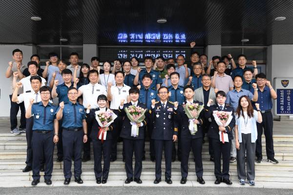 예천경찰서(서장 김기태)가 18일 오전 경찰서 전정에서 신임 경찰관 317기 환영식을 열고 직원들이 참여한 간운데 단체 기념촬영을가졌다(예천경찰서 제공)