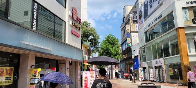 대구 중구 옛 중앙파출소에서 옛 대구백화점 본점까지 300ｍ 남짓한 거리 곳곳에 '임대' 현수막이 붙어 있다. 권영진 기자