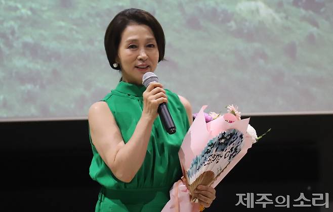 2025 제주영화제 제주영화공로상을 수상한 문희경 배우. ⓒ제주의소리