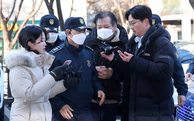 무속인 건진법사로 알려진 전성배 씨가 지난해 12월 19일 서울 양천구 서울남부지방법원에서 열린 정치자금법 위반 혐의 영장실질심사(구속 전 피의자심문)에 출석하고 있다. (사진=연합뉴스)