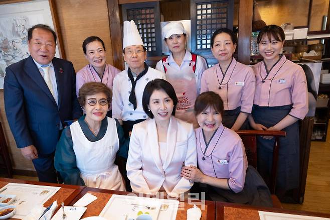 김혜경 여사가 24일(현지 시간) 일본 도쿄의 한식당을 방문해 오찬을 하며 직원들과 기념촬영을 하고 있다.(사진=뉴시스)