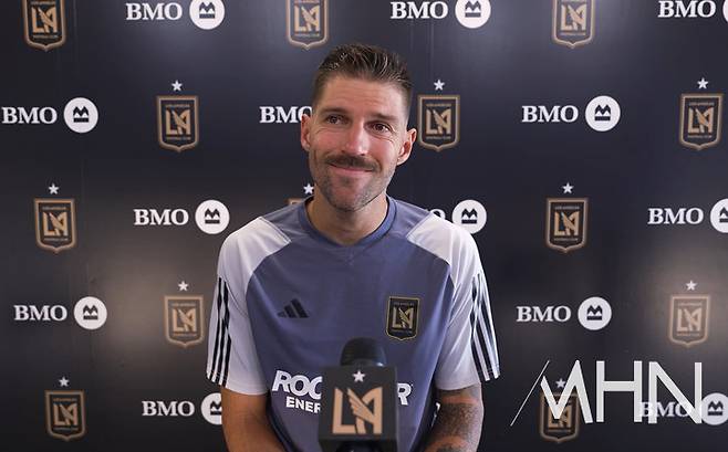 (LA FC 홀링스헤드가 24일(한국시간) 경기전(Pre-Match) 인터뷰를 하고 있다)