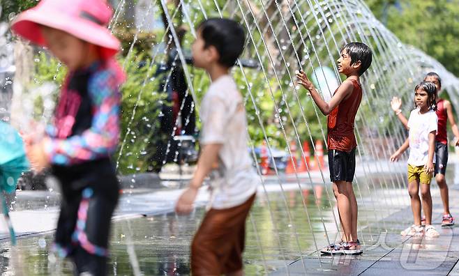 절기상 처서를 하루 앞두고 폭염이 찾아온 지난 22일 서울 종로구 광화문광장 바닥분수에서 어린이들이 물놀이를 하며 더위를 식히고 있다. 2025.8.22/뉴스1 ⓒ News1 김도우 기자