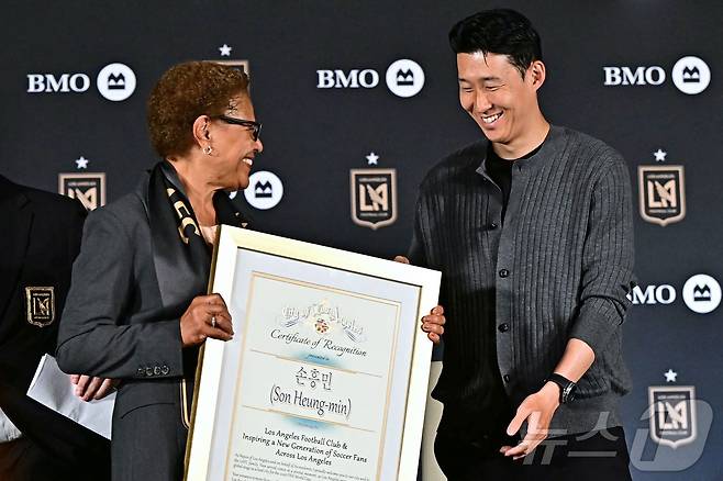 손흥민이 6일(현지시간) 로스앤젤레스 BMO 스타디움 필드 클럽에서 열린 로스앤젤레스 FC(LAFC) 입단 기자회견에서 미소를 보이고 있다. 구단에 따르면 계약 기간은 2027년까지이며, 옵션에 따라 2029년까지 연장할 수 있다. ⓒ AFP=뉴스1