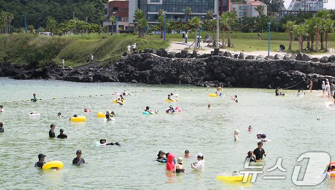 제주 대부분 지역에 폭염특보가 내려진 24일 오전 제주시 조천읍 함덕해수욕장에서 피서객들이 더위를 쫓고 있다. 2025.8.24/뉴스1 ⓒ News1 오현지 기자