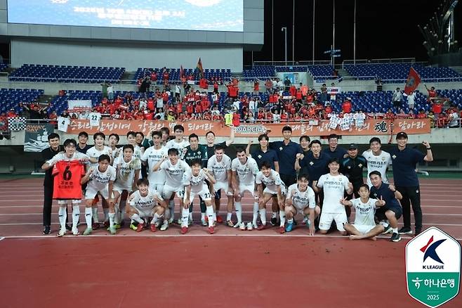 23일 광주전 승리 후 기뻐하는 강원 선수단. 제공 | 한국프로축구연맹