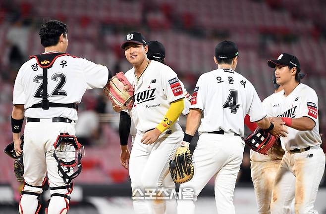 KT 선수들이 2일 수원 KT위즈파크에서 열린 2025 KBO리그 키움과 경기에서 4-2로 승리한 뒤 하이파이브를 나누고 있다. 수원 | 박진업 기자 upandup@sportsseoul.com