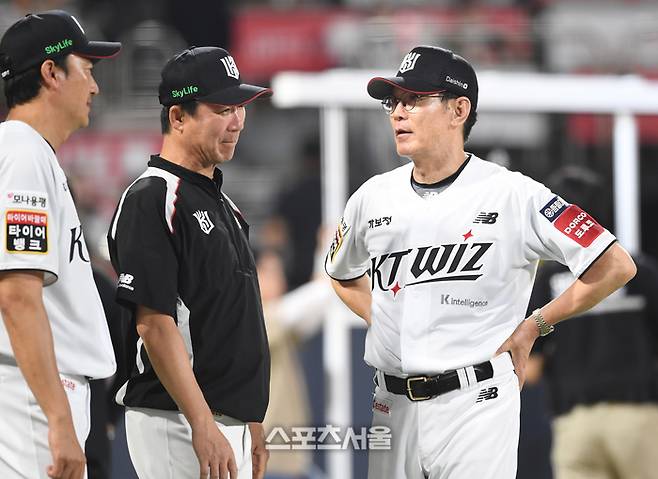 KT 이강철 감독(오른쪽)이 2일 수원 KT위즈파크에서 열린 2025 KBO리그 키움과 경기에서 4-2로 승리한 뒤 코치들과 이야기를 나누고 있다. 수원 | 박진업 기자 upandup@sportsseoul.com