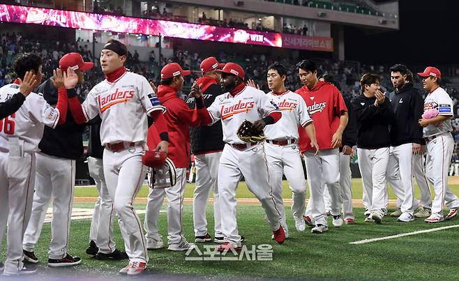 SSG 선수들이 26일 인천 SSG랜더스필드에서 열린 2025 KBO리그 롯데와 경기에서 롯데에 3-1로 승리한 뒤 코치진과 하이파이브를 나누고 있다. 문학 | 박진업 기자 upandup@sportsseoul.com